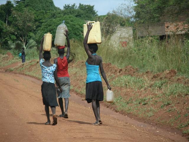 Wassertägerinnen in Afrika
