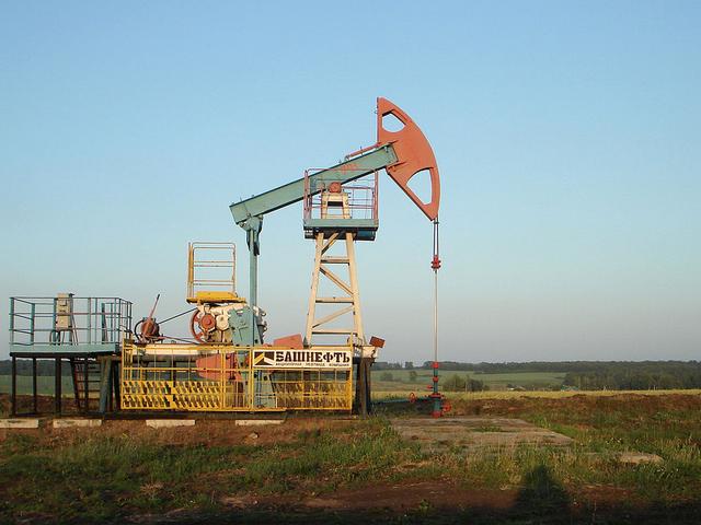 Ölpumpe in einer flachen Landschaft