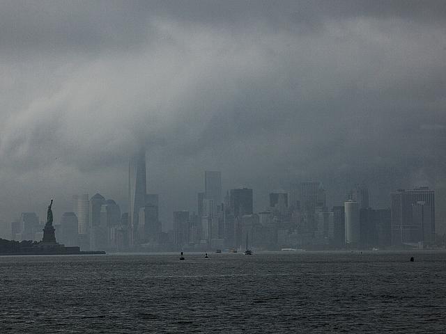 Bild: Skyline von Manhattan mit Freiheitsstatue, bei einem heranziehenden Sturm.