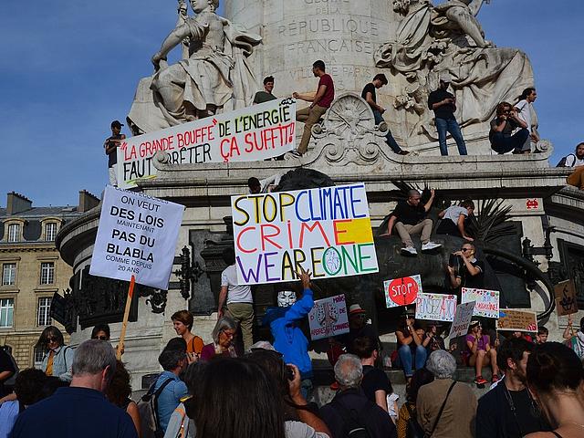 Gesetze statt Gerede, um endlich Klimaschutz umzusetzen, fordern Klima-Aktivisten in Paris