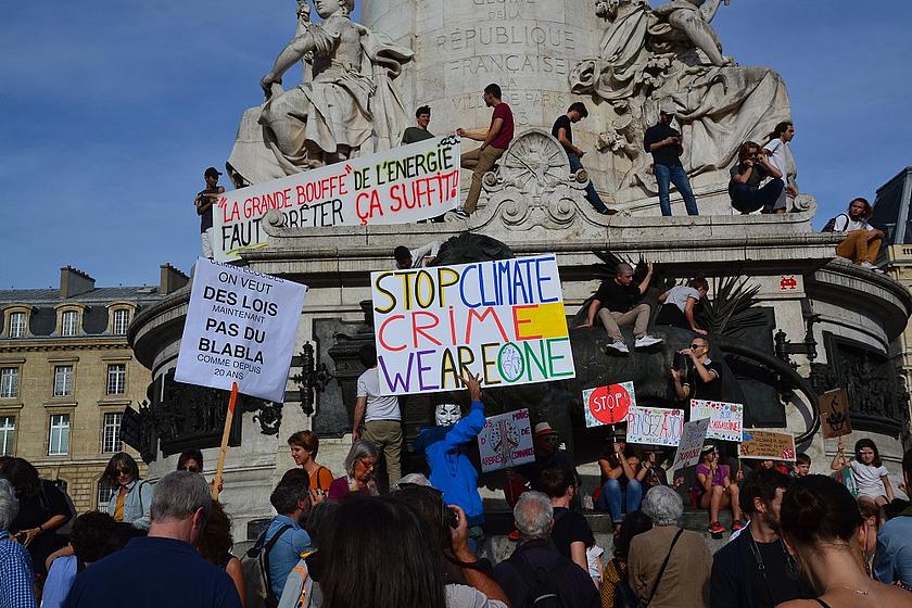 Gesetze statt Gerede, um endlich Klimaschutz umzusetzen, fordern Klima-Aktivisten in Paris