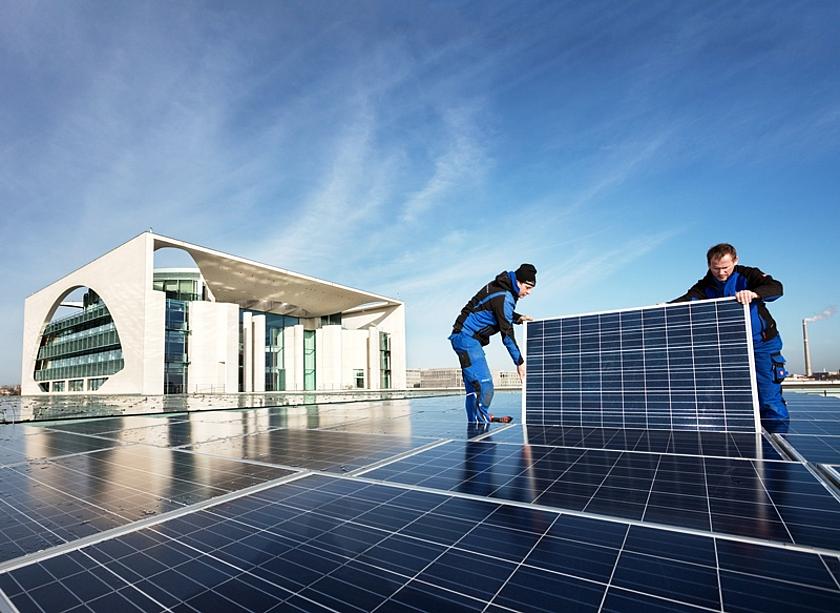 Die PV-Anlage auf dem Kanzleramt in Berlin wurde erneuert und erweitert. Jährlich soll die Solaranlage über 180.000 Kilowattstunden Strom produzieren und ins Hausnetz einspeisen. (Foto: Paul Langrock) 