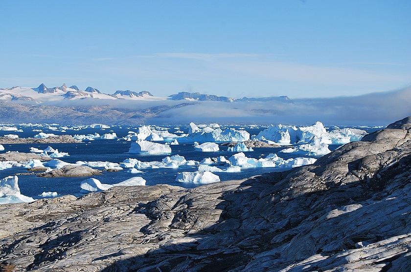 Eismassen treiben im Meer vor der Küste Grönlands.