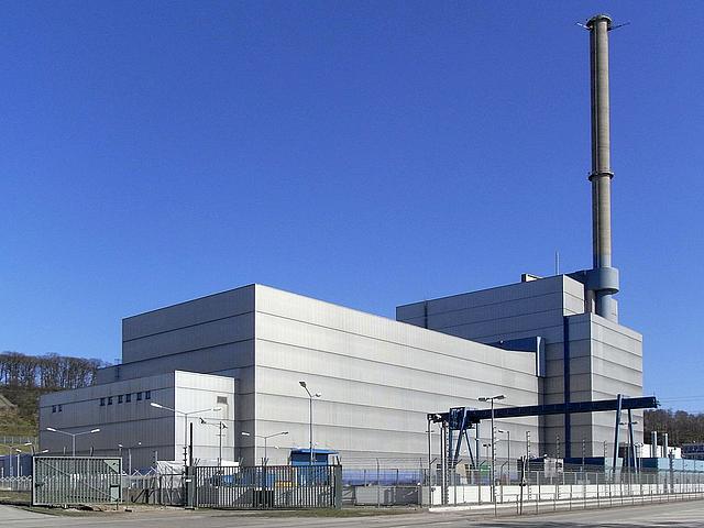 Das stillgelegte Atomkraftwerk Krümmel südöstlich von Hamburg ist Gegenstand der Verhandlungen eines Schiedsgerichts in Washington. (Foto: © <a href="https://commons.wikimedia.org/wiki/File:Kernkraftwerk_Kruemmel_Side_retouched.jpg">Quartl</a>, <a href="https://creativecommons.org/licenses/by-sa/3.0/deed.en" target="_blank">CC BY-SA 3.0</a>)