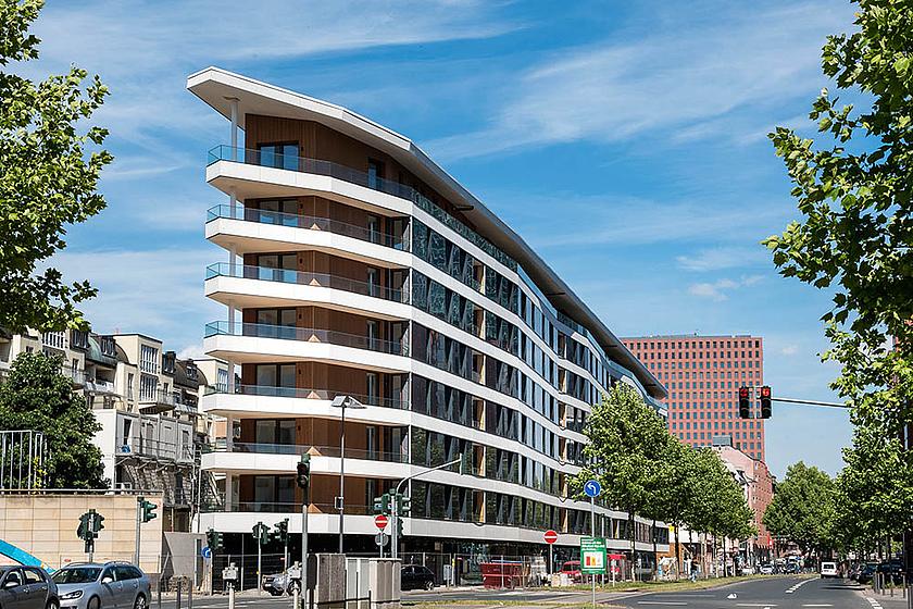 Das Frankfurter Aktiv-Stadthaus ist Teil des Netzwerkes Effizienzhaus Plus, dem bundesweit über 30 Wohnungsbau-Modellvorhaben im Effizienzhaus Plus-Standard vom Ein- bis zum Mehrfamilienhaus im Neu- und Altbau angehören. (Foto: ABG FRANKFURT HOLDING)