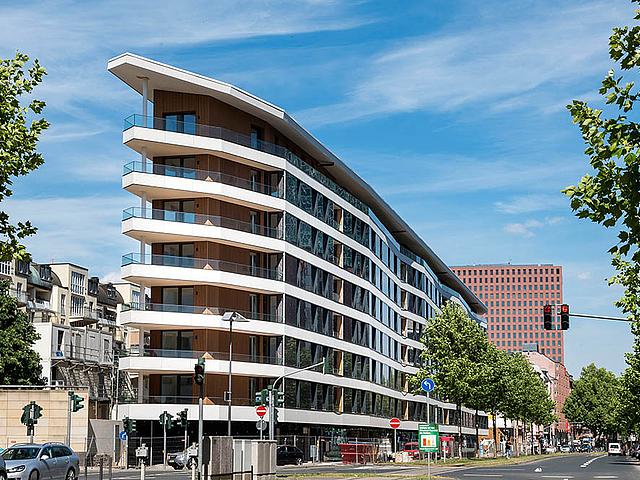 Das Frankfurter Aktiv-Stadthaus ist Teil des Netzwerkes Effizienzhaus Plus, dem bundesweit über 30 Wohnungsbau-Modellvorhaben im Effizienzhaus Plus-Standard vom Ein- bis zum Mehrfamilienhaus im Neu- und Altbau angehören. (Foto: ABG FRANKFURT HOLDING)