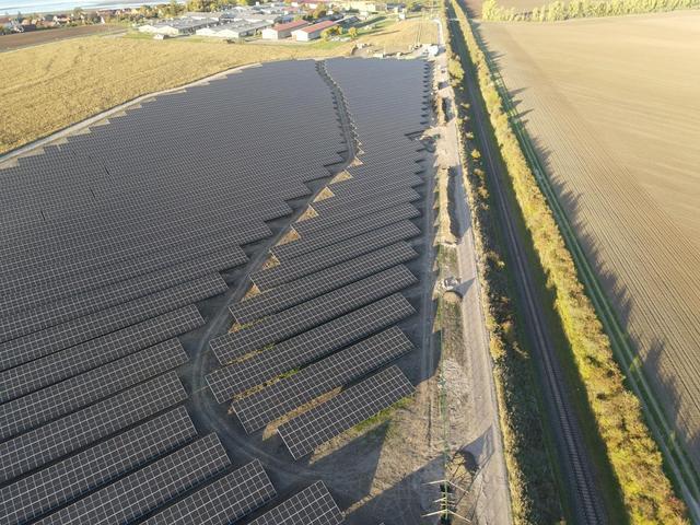 Luftbild des zweiten Bauabschnitts des naturstrom-Solarparks Henschleben. 