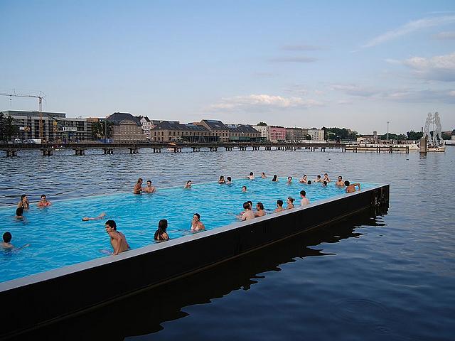 Aufnhame des Badeschiffs in Berlin. Ein Swimming Pool, der auf der Spree an Anker liegt.