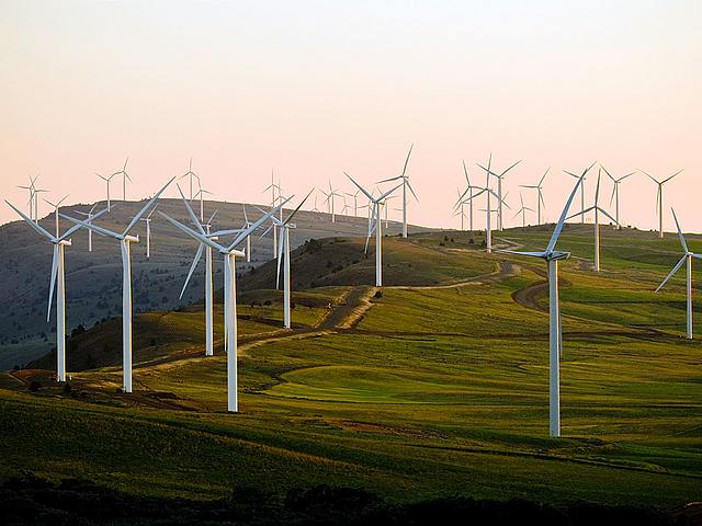 Windkraftanlagen auf einem Hügel