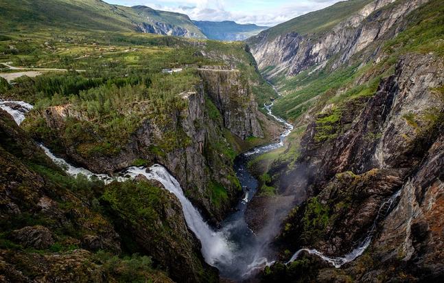 Schlucht mit Wasserfällen in Norwegen