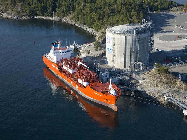 LNG-Tankerschiff am Terminal
