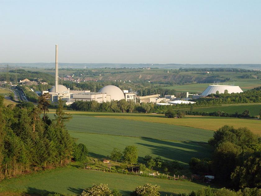 Atomkraftwerk Gemeinschaftskraftwerk Neckar (GKN) bei Neckarwestheim, in der Bildmitte die Zellenkühler von Block 1, Rechts der Hybridkühlturm von Block 2