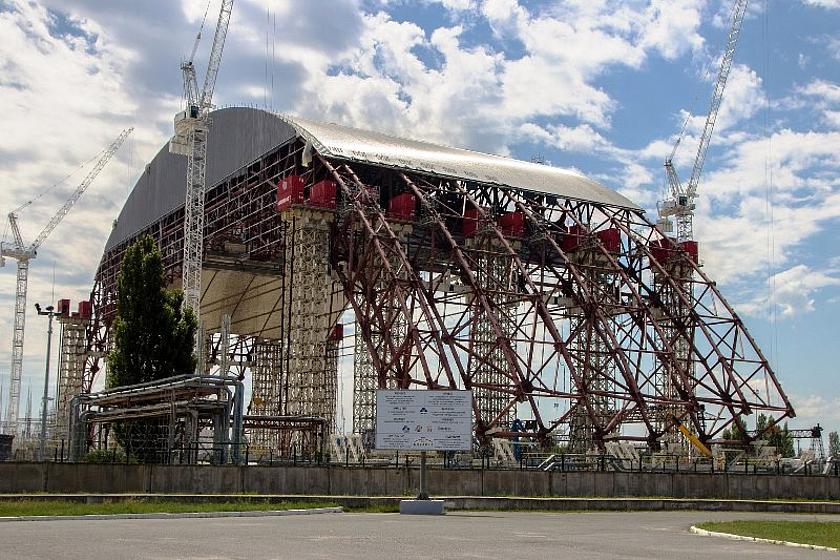 Nur 100 Meter neben dem Beton-Sarkophag, der über dem zerstörten Atomreaktor in Tschernobyl errichtet wurde, ist nun eine Freiland-Solaranlage installiert worden. Weitere sollen folgen. Der Plan gefällt allerdings nicht jedem.  (Foto: <a href="https://commons.wikimedia.org/wiki/File%3ATschernobyl_2013_2.jpg" target="_blank"> Arne Müseler / www.arne-mueseler.de </a>, <a href=" https://creativecommons.org/licenses/by-sa/3.0/de/deed.en " target="_blank"> CC BY-SA 3.0 </a>)