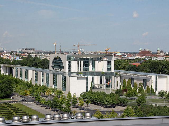 Das 2001 erbaute Kanzleramt hat eine Nutzfläche von 20.000 Quadratmetern und ist damit deutlich größer als etwa das Weiße Haus oder der Élysée-Palast. (Foto: © <a href="https://commons.wikimedia.org/wiki/File:Bundeskanzleramt_Berlin_2012.jpg">Holge