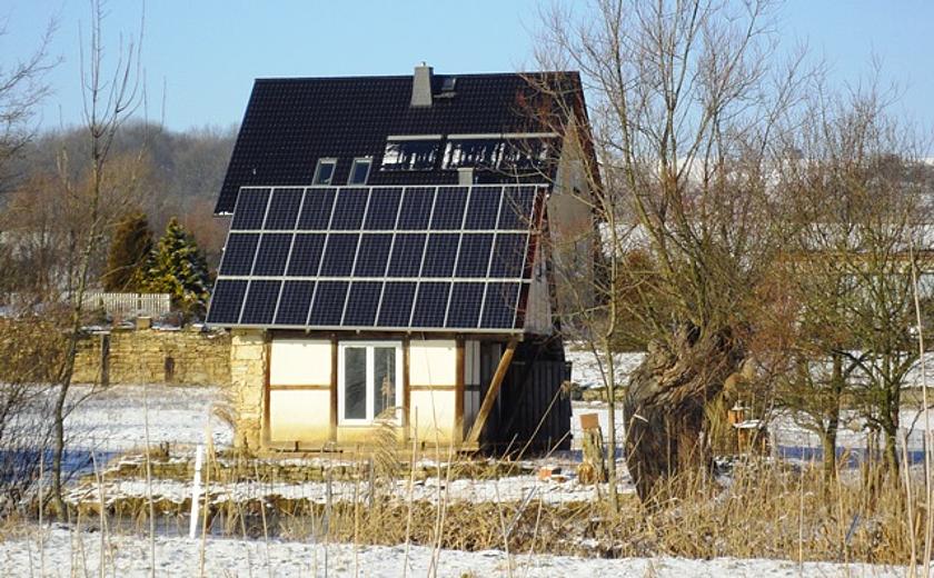 Laut BSW-Solar wurden 2017 insgesamt rund 55.000 kleine Solarstromanlagen auf Deutschlands Hausdächern installiert. (Foto: Nicole Allé)