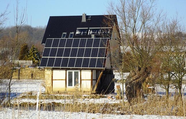Laut BSW-Solar wurden 2017 insgesamt rund 55.000 kleine Solarstromanlagen auf Deutschlands Hausdächern installiert. (Foto: Nicole Allé)