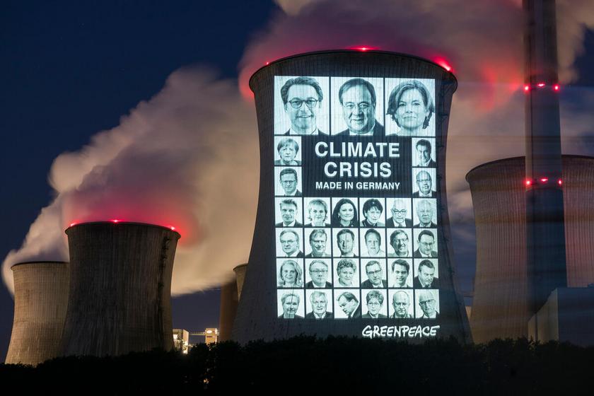 Kraftwerkstürme bei Nacht mit Projektion von deutschen Politikern