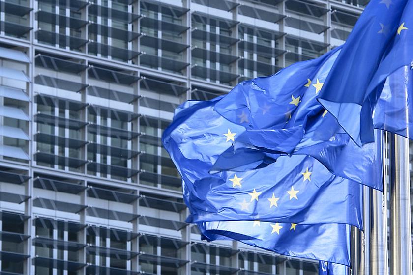 Flaggen der Europäischen Union im Wind.