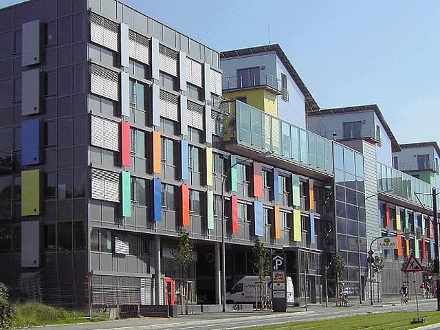 Investitionen in eine nachhaltige Immobilie mit integrierter Solarenergie wie hier das Sonnenschiff in Freiburg, Sitz des Öko-Instituts, sind zukunftsweisend und zahlen sich auch aus.  (Foto: © Öko Institut e.V., https://commons.wikimedia.org/wiki/File
