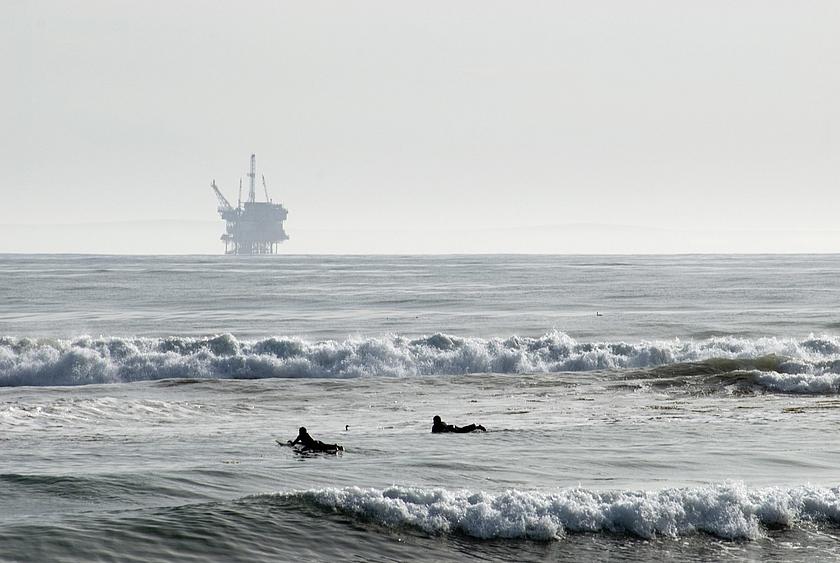 eSurfer und Ölförderplattform im Meer an Kaliforniens Küste