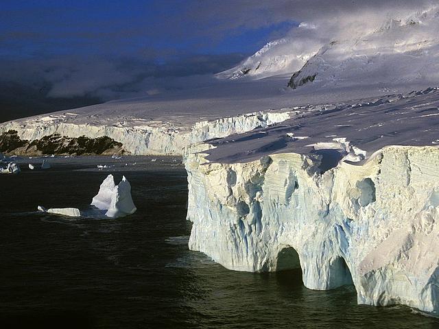 Die Küste der Amundsen-See in der Westantarktis ist ins Gefahr: Die Basis der großen Gletscher wird zunehmend von warmem Meerwasser weggespült. (Foto: Hannes Grobe/wikimedia.commons, CC BY-SA 2.5)
