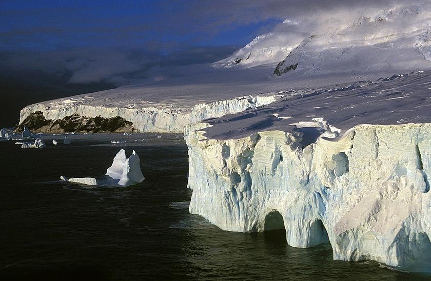 Die Küste der Amundsen-See in der Westantarktis ist ins Gefahr: Die Basis der großen Gletscher wird zunehmend von warmem Meerwasser weggespült. (Foto: Hannes Grobe/wikimedia.commons, CC BY-SA 2.5)