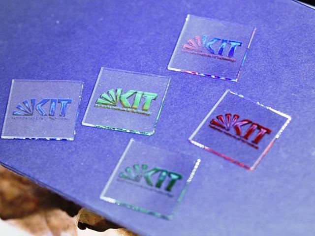 Hocheffiziente Solarmodule in jeder Form, Farbe und Größe – hier frisch gedruckte farbige Perowskit-Solarzellen in Form des KIT-Logos