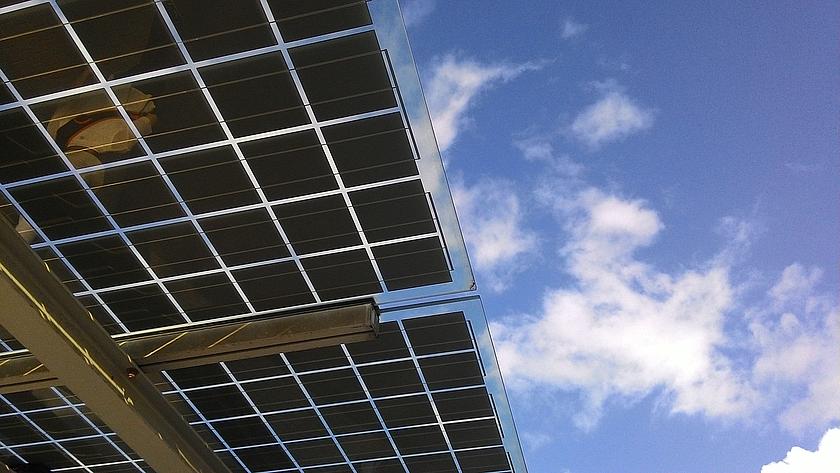 Photovoltaik kann sich zukünftig zum Hauptpfeiler einer klimafreundlichen und günstigen Stromversorgung entwickeln. (Foto: <a href="https://pixabay.com/de/solar-panel-energie-macht-918492/" target="_blank">pixabay.com</a>, CC0 Public Domain)