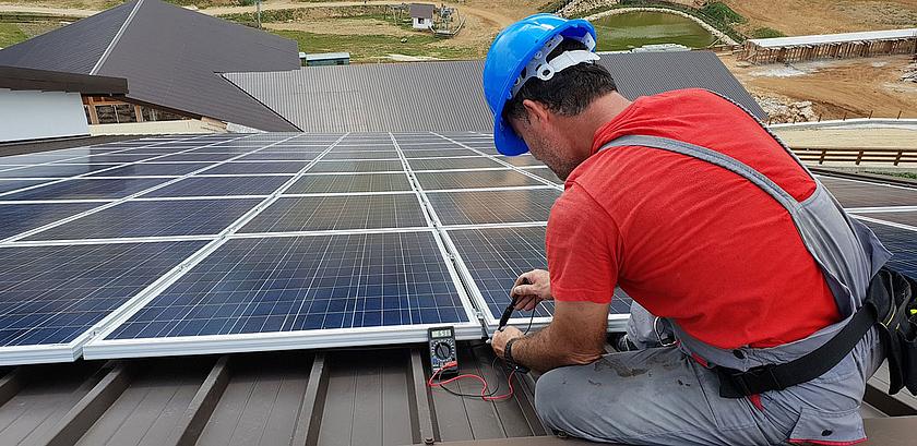 Techniker überprüft Solaranlage