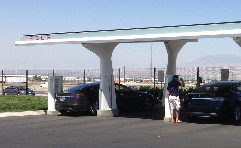 Eine Tesla Ladestation in Kalifornien, etwa 100 Meilen nördlich von Los Angeles. Bis 2025 sollen 250.000 Ladestationen in dem US-Bundesstaat installiert werden. (Foto: <a href="https://commons.wikimedia.org/wiki/File:Tesla_charging_station_with_solar_collector_trimmed.jpeg" target="_blank">Jusdafax / Wikimedia.org</a>, <a href="https://creativecommons.org/licenses/by-sa/3.0/deed.en" target="_blank">CC BY-SA 3.0</a>)