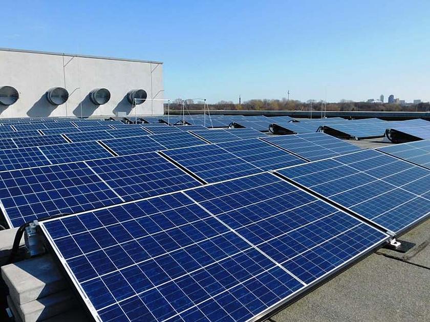 Foto: Viele Solarpanels auf einem Flachdach