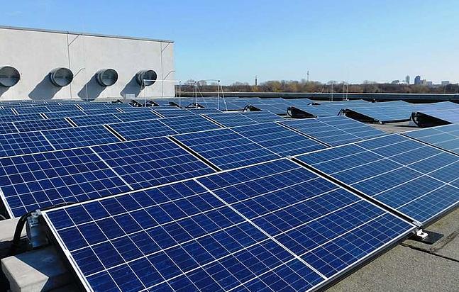 Foto: Viele Solarpanels auf einem Flachdach