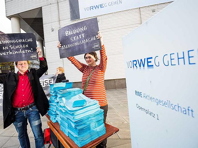 Bereits Mitte November hatte LobbyControl den Appell „Schulverweis für RWE“ mit über 26.000 Unterschriften an den Energiekonzern überreicht. (Foto: Alex Muchnik/LobbyControl)