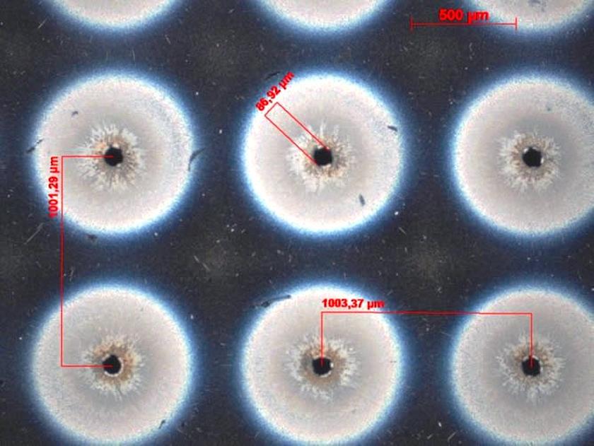 Lichtmikroskopische Aufnahme eines prototypischen Silizium-Filters nach der Laser-Mikrobearbeitung mit Porengrößen im Bereich von 50 µm Durchmesser