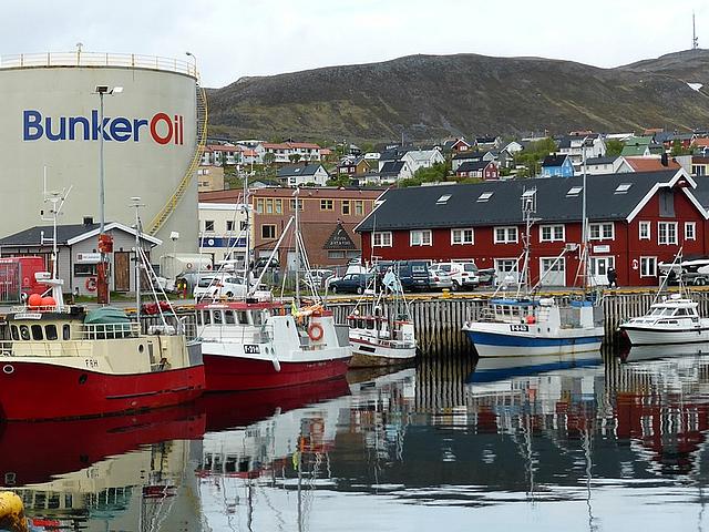 Fjord-Hafenstadt in Norwegen mit großem Ölkessel