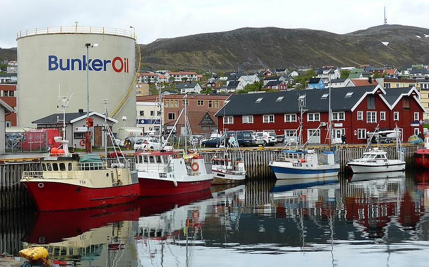 Fjord-Hafenstadt in Norwegen mit großem Ölkessel