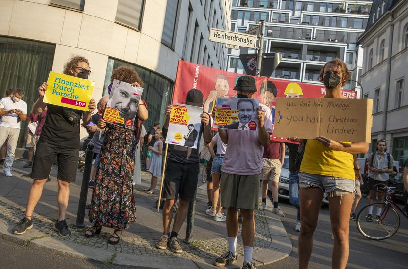Fünf Demonstranten halten Schilder gegen die FDP hoch