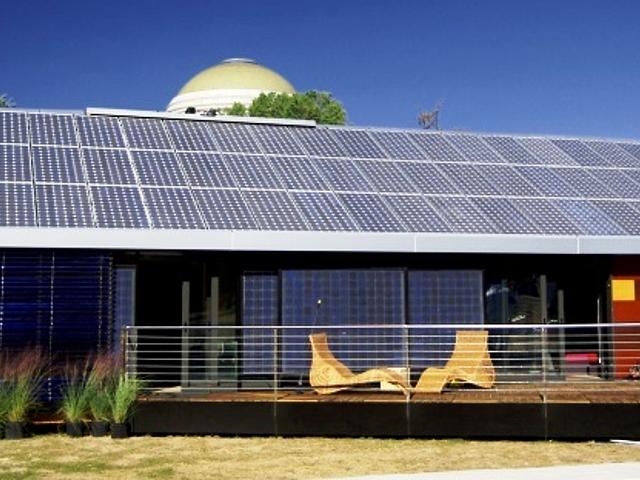In Spanien ist Photovoltaik beliebt, es gibt auch schöne Beispiele, hier das Solarhaus der Universidad Politecnica de Madrid für den Solar Decathlon 2007 – doch die spanische Politik macht den Energiebürgern leider einen Strich durch die Rechnung ( F