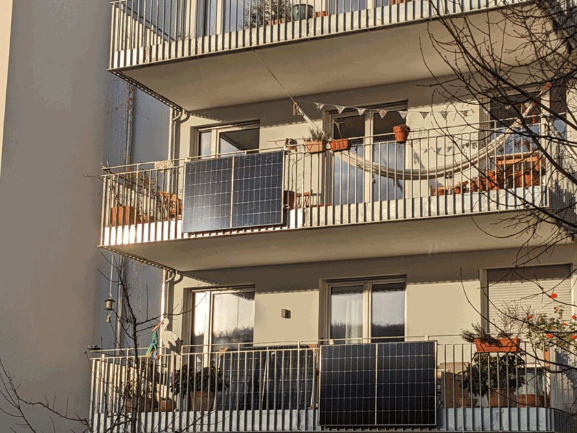Balkon mit Solarmodulen