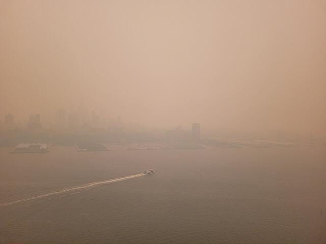 East River und Stadtzentrums von Brooklyn, Lower Manhattan, 7. Juni, 2023, während der Kanadischen Waldbrände