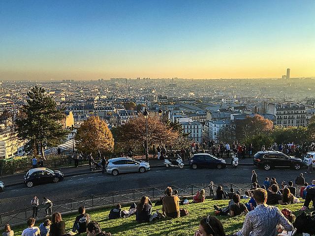 Menschen auf dem Montmartre mit blick auf Paris