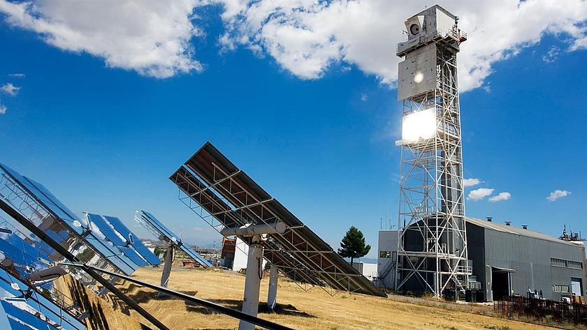 In Spanien hat die bisher größte Versuchsanlage für die Herstellung von Wasserstoff durch Sonnenenergie ihren Betrieb aufgenommen. (Foto: © DLR/Ernsting)