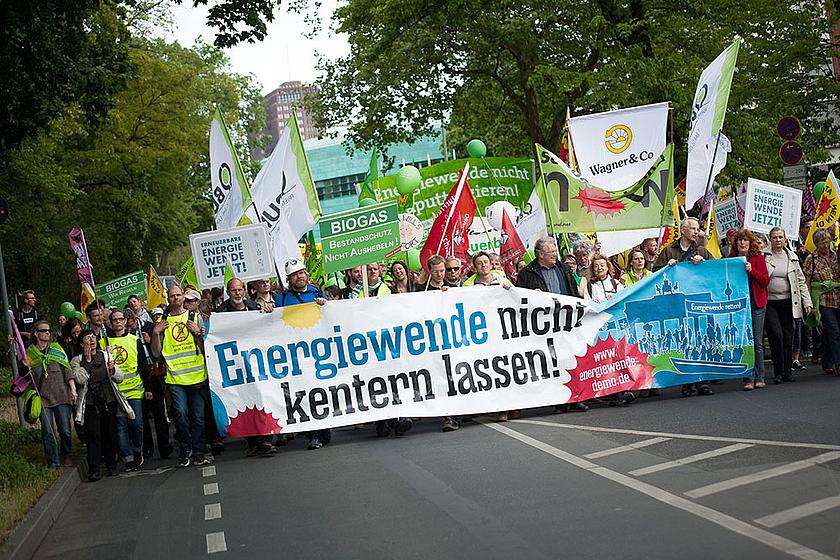 Am heutigen Dienstag finden in zehn Landeshauptstädten Demonstrationen gegen die EEG-Reform statt. Am 25. Mai wird es zudem eine bundesweite Mahnwache geben, am 2. Juni eine Groß-Demonstration in Berlin. (Foto: Ruben Neugebauer/Campact, CC BY-NC 2.0, ht