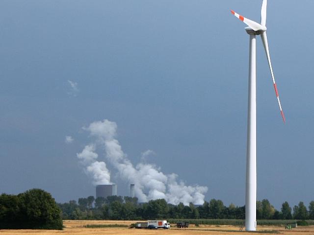 Testfeld für Windkraftanlagen bei Grevenbroich. Rekultiviertes Gelände von Braunkohleanlagen. Im Hintergrund Kohlekraftwerk bei Garzweiler. (Foto: Nicole Allé)