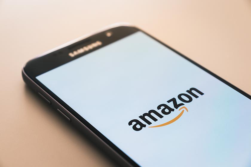 Bild eines Smarphones, auf dem das Logo von Amazon abgebildet ist.