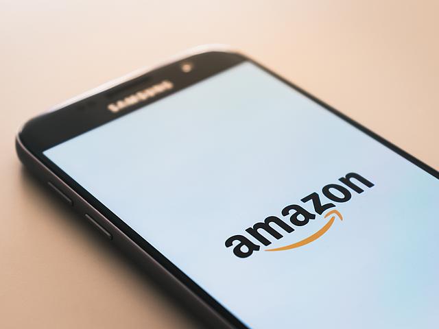 Bild eines Smarphones, auf dem das Logo von Amazon abgebildet ist.