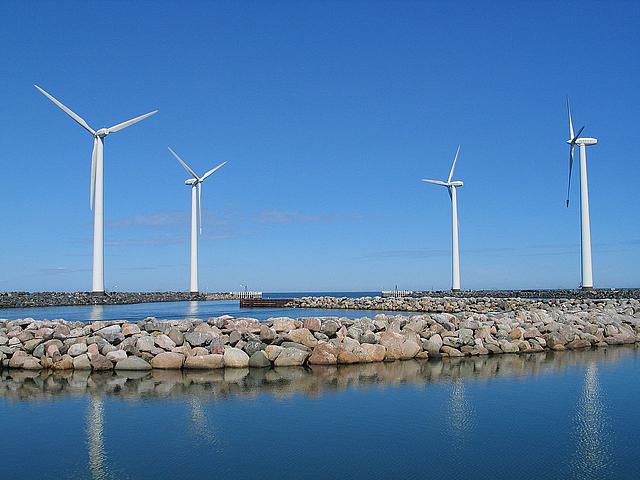 Windkraftanlagen an Dänemarks Küste (Foto: Wikimedia.commons Dirk Goldhahn CCBY-SA 2.5)