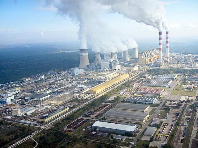 Das tödlichste Kohlekraftwerk in Europa mit 1.270 vorzeitigen Todesfällen und einem CO2-Ausstoß von über 37 Millionen Tonnen steht in Bełchatów in Zentralpolen südlich von Łódź. (Foto: Morgre, wikimedia commons, CC BY-SA 3.0, https://commons.wik