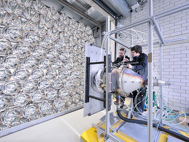 Ende März nahm das Institut für Solarforschung am Deutschen Zentrum für Luft- und Raumfahrt (DLR) in Jülich die Forschungsanlage Synlight in Betrieb, die unter anderem Produktionsverfahren für solare Treibstoffe erforschen soll. Das Forschungsprojekt
