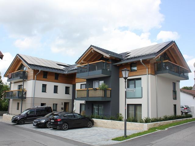 Mehrfamilienhaus mit Solardach